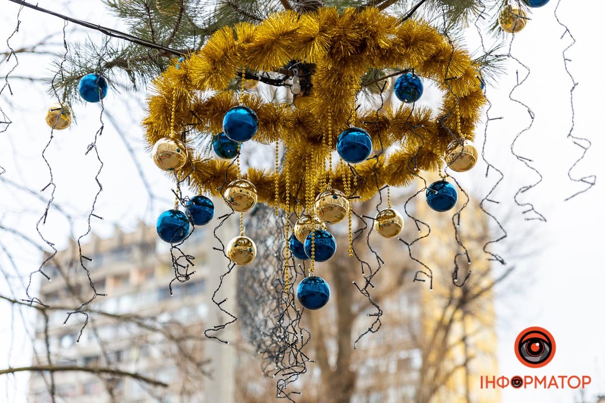 З кульками та гірляндами З кульками та гірляндами