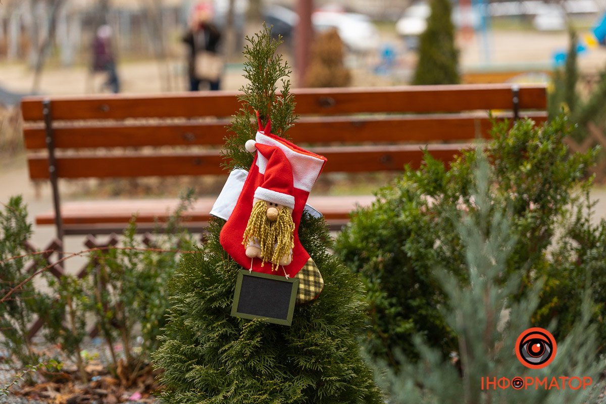 Двір також прикрашений Двір також прикрашений