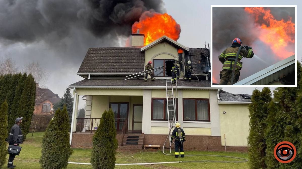 С огнем боролись два часа: в Слобожанском в "Золотых ключах" горел дом