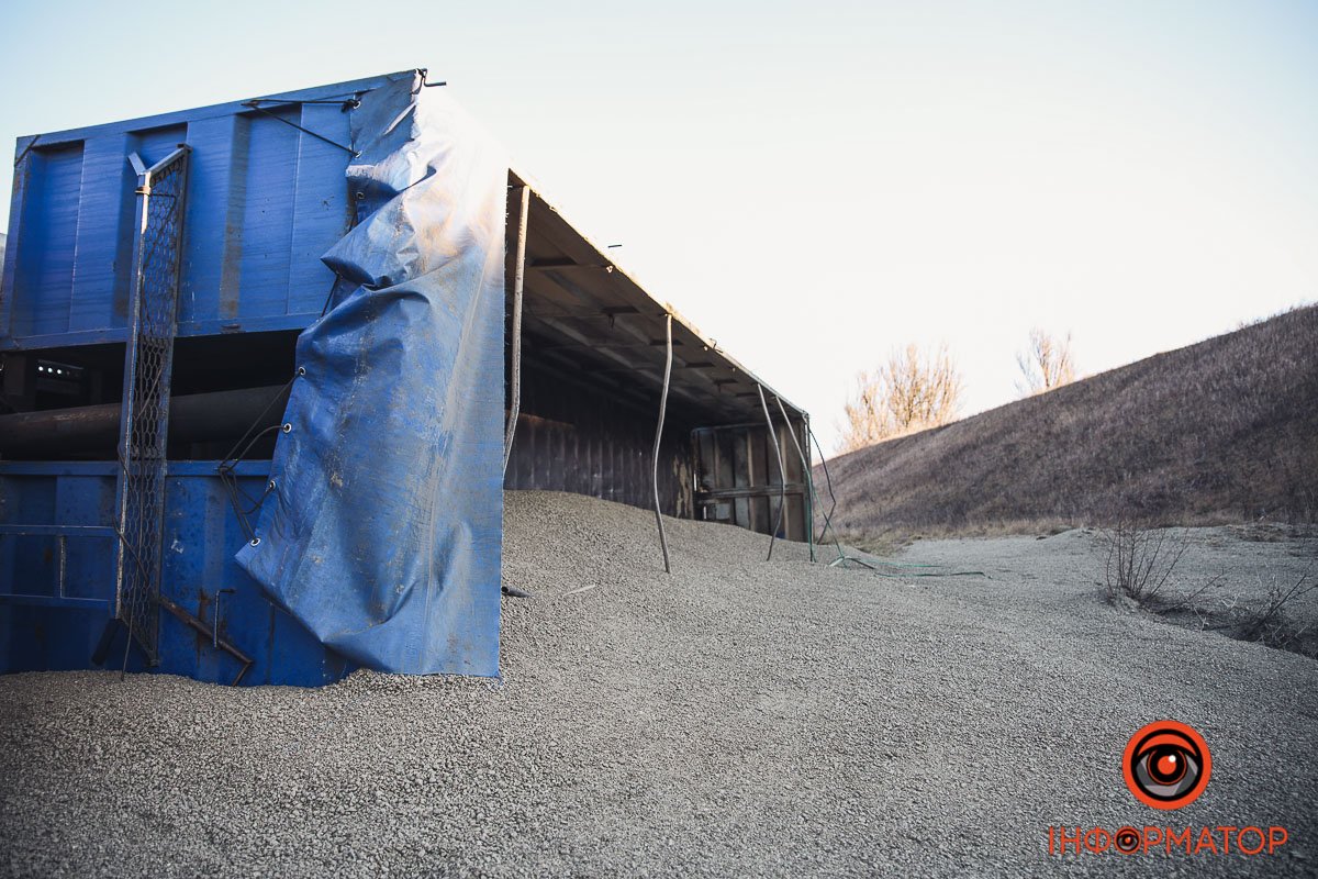 Вантажівку винесло на зустрічну смугу Вантажівку винесло на зустрічну смугу