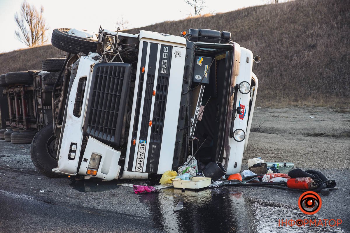 На дорозі перекинулася вантажівка DAF На дорозі перекинулася вантажівка DAF