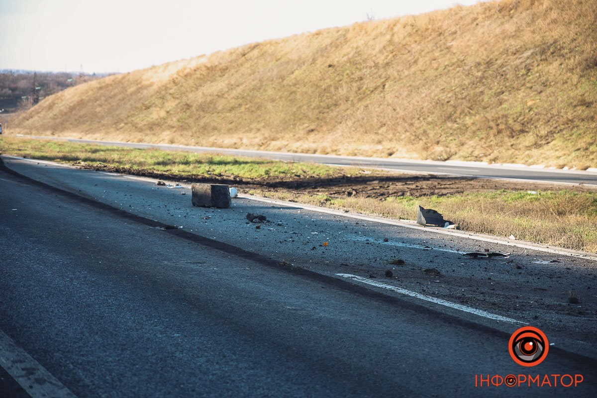 Уламки на дорозі Уламки на дорозі