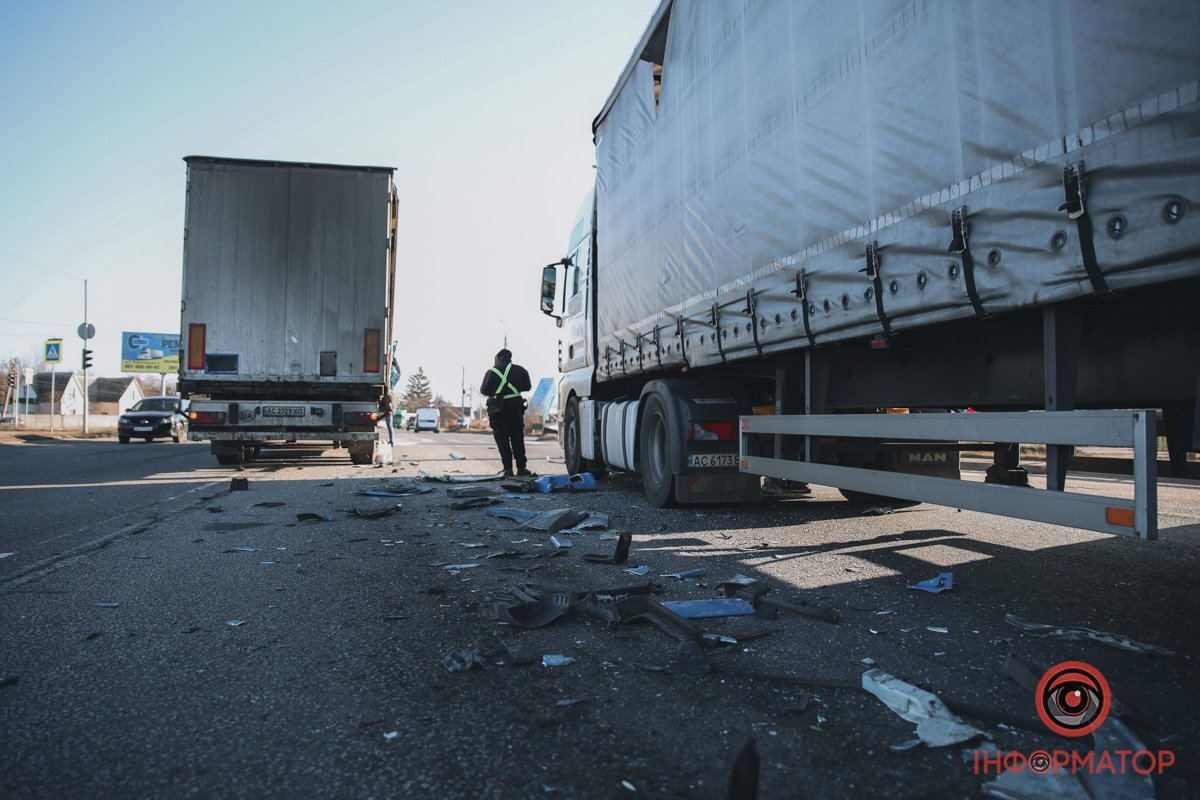 На дорозі зайняті ліва та центральна смуги