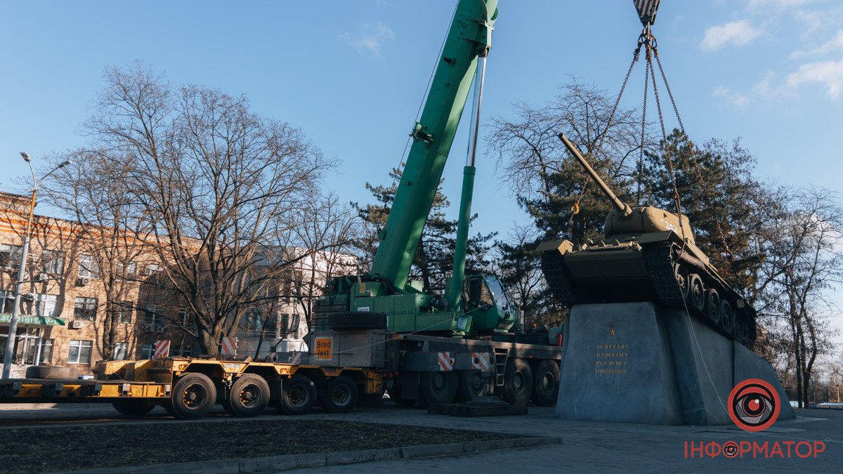Минус танк: в Днепре демонтировали памятник генералу Пушкину
