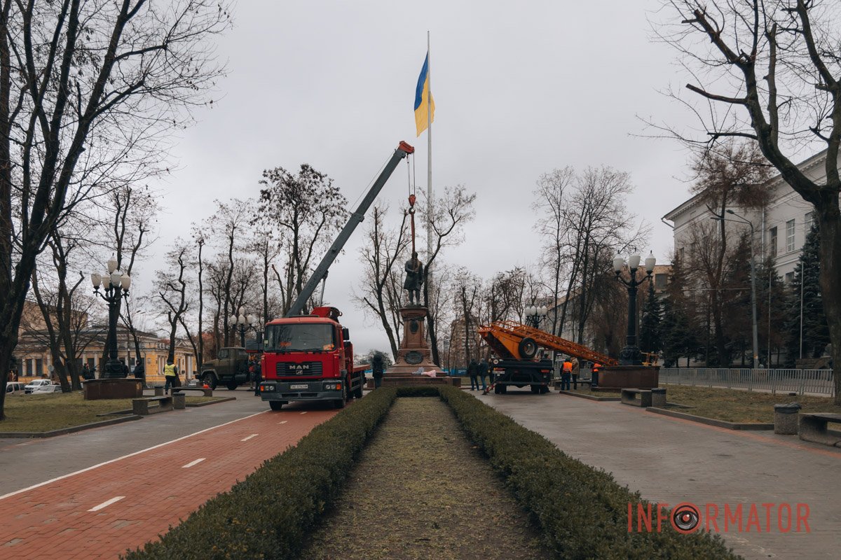 6 січня на проспекті Яворницького, біля НТУ “Дніпровська політехніка” демонтували пам’ятник Михайлу Ломоносову