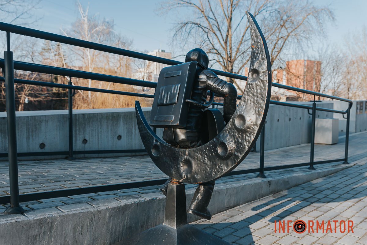 Інша сторона скульптури