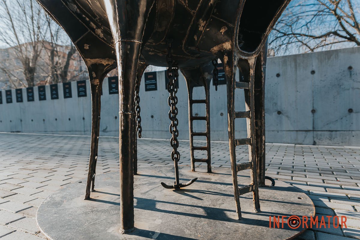 Все тримається на "маленьких" ніжках