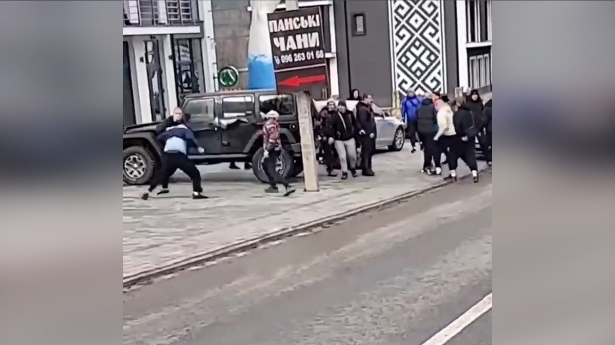 27-річний чоловік з Дніпра під час масової бійки вдарив 15-річного хлопця ножем в груди: відео
