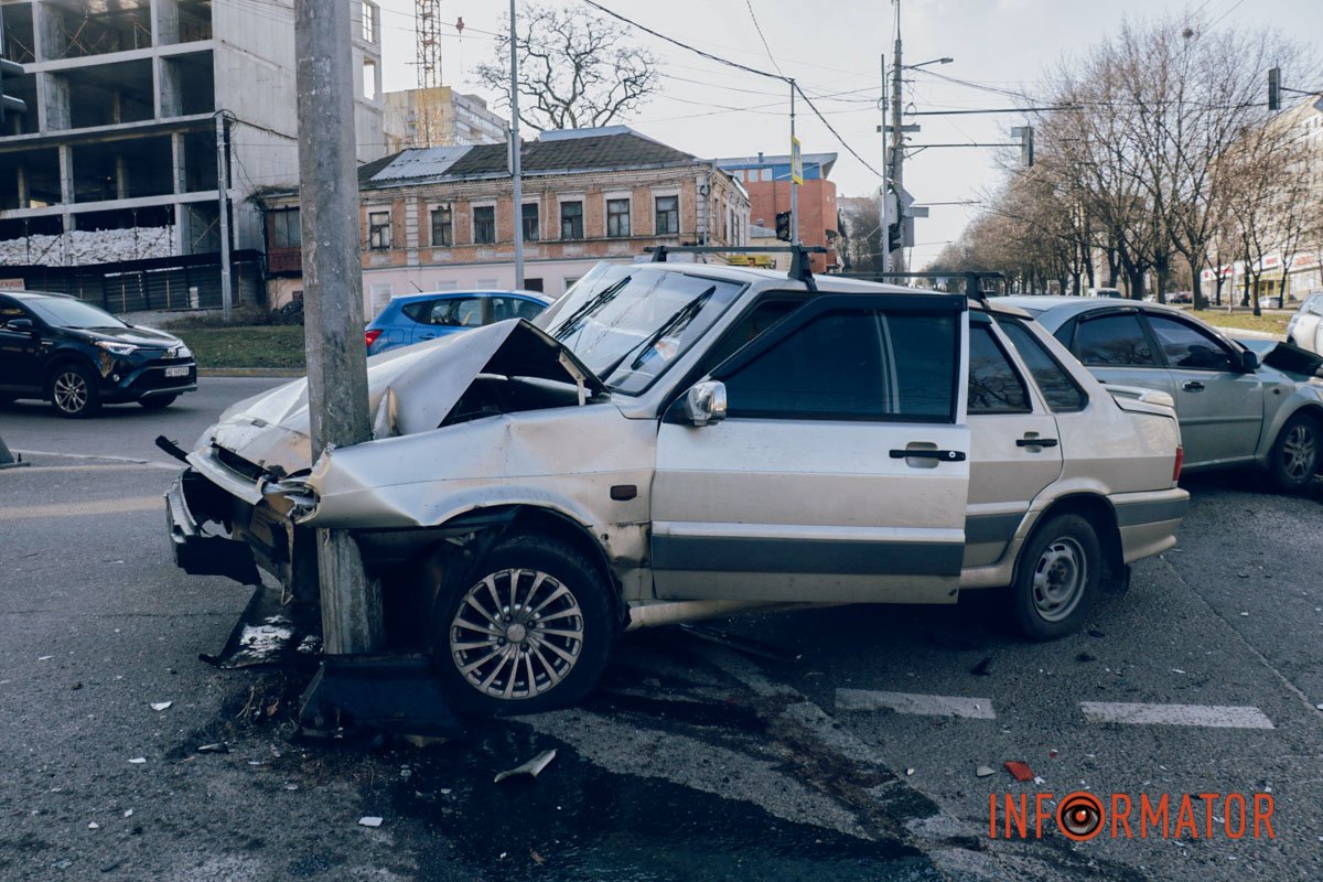 ВАЗ врізався у стовп