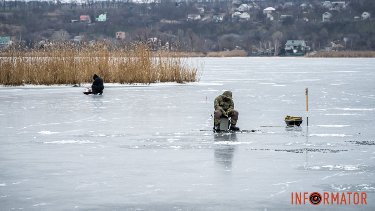 Заигрывание со смертью: в Днепре десятки рыбаков ходят по слишком тонкому льду