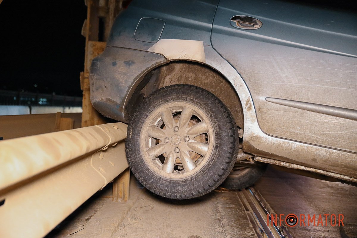 Авто висить на відбійнику