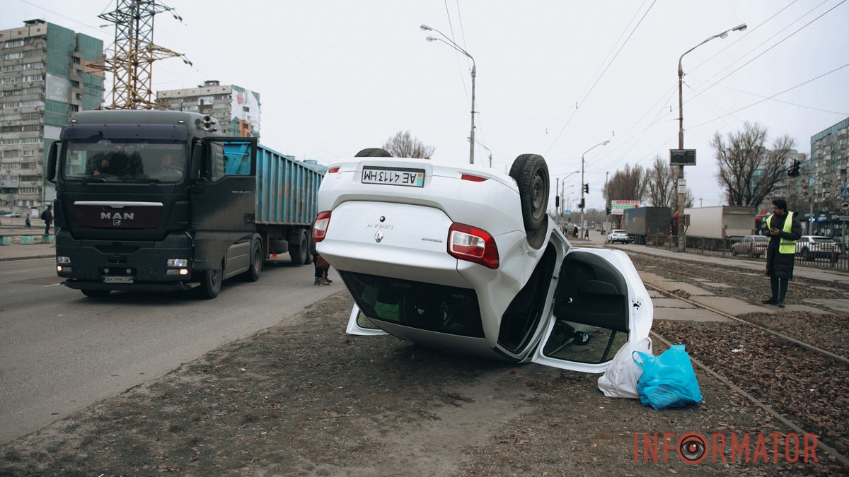 В Днепре на Донецком шоссе Renault задел фуру и перевернулся