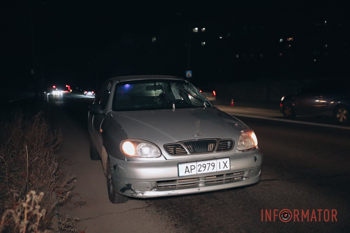 Зайнята праві смуги по Набережній Перемоги в обох напрямках