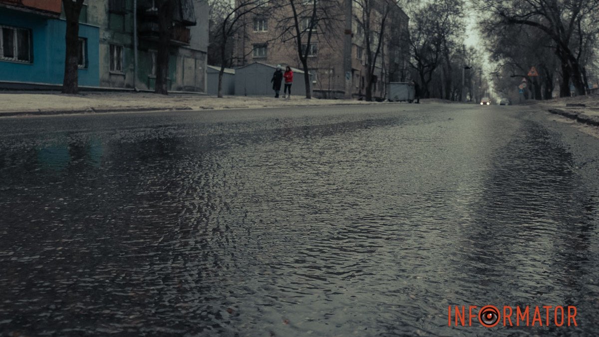 В Днепре улицу Орловскую залило водой