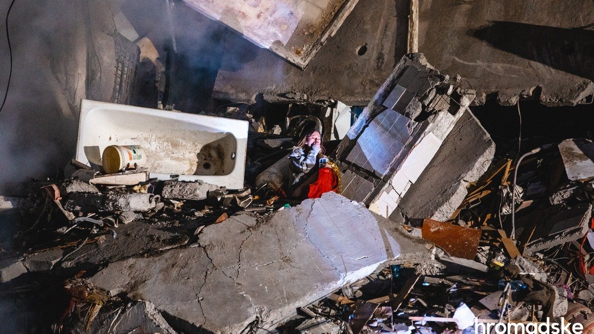 «Неизвестно, что с родителями и что делать дальше»: в Днепре спасли выжившую девушку в разрушенном доме