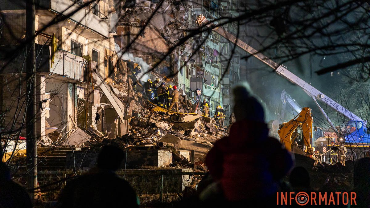 «Ми вже їх не боїмося. Ненавидимо, і все»: мешканці Дніпра допомагають розбирати завали зруйнованої російською ракетою багатоповерхівки