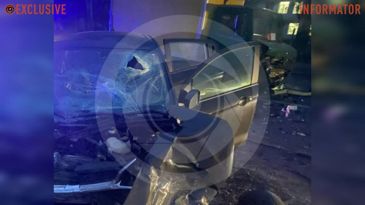 В Днепре на Мануйловском проспекте столкнулись Chevrolet и Mercedes: погиб мужчина
