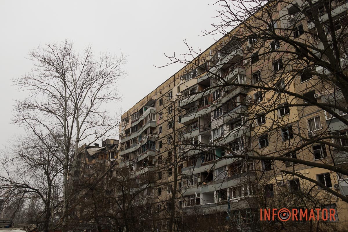 "Стільці незламності": як у Дніпрі зранку виглядає зруйнована багатоповерхівка 17