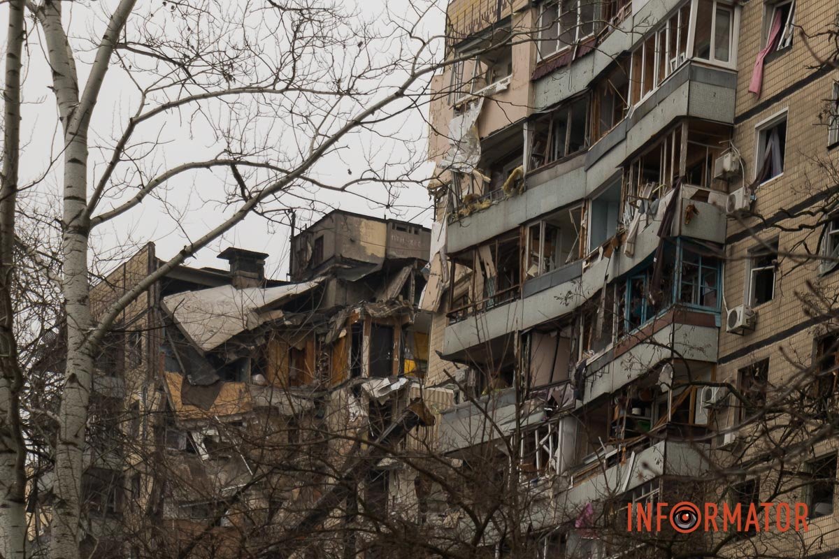 "Стільці незламності": як у Дніпрі зранку виглядає зруйнована багатоповерхівка 16