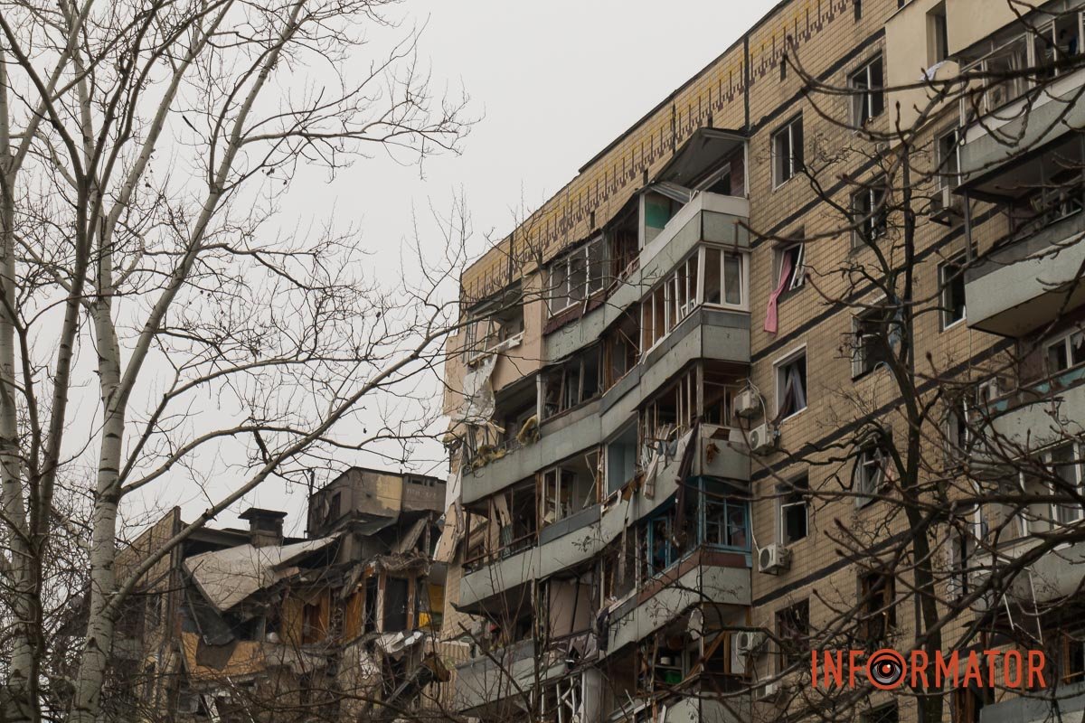 "Стільці незламності": як у Дніпрі зранку виглядає зруйнована багатоповерхівка 18