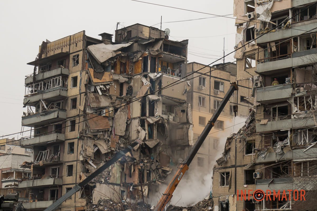"Стільці незламності": як у Дніпрі зранку виглядає зруйнована багатоповерхівка 19