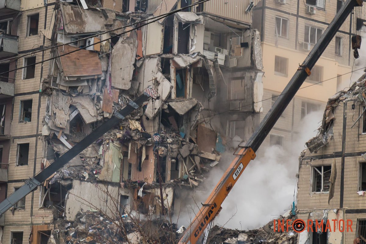 "Стільці незламності": як у Дніпрі зранку виглядає зруйнована багатоповерхівка 20