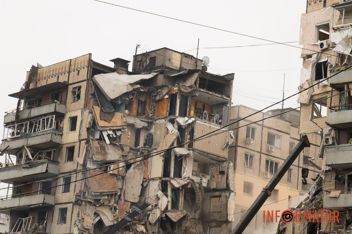 "Стільці незламності": як у Дніпрі зранку виглядає зруйнована багатоповерхівка 21