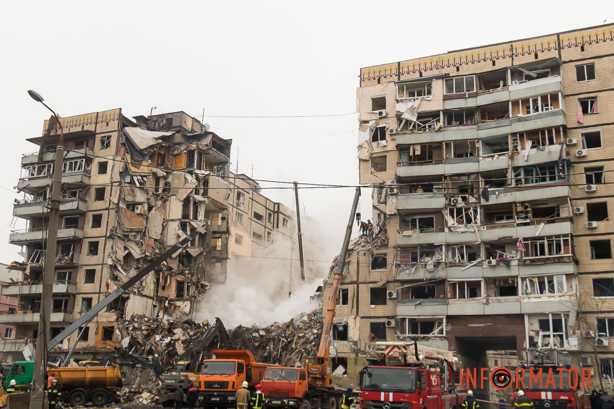 "Стільці незламності": як у Дніпрі зранку виглядає зруйнована багатоповерхівка 23