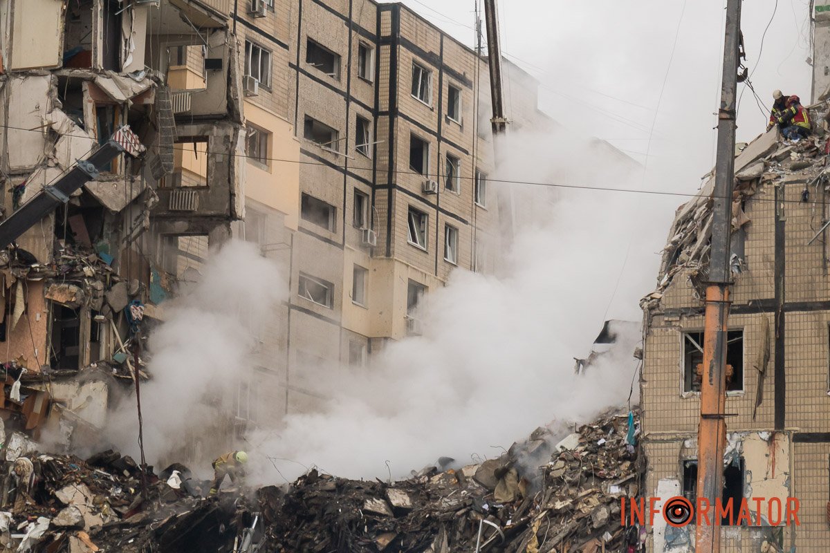 "Стільці незламності": як у Дніпрі зранку виглядає зруйнована багатоповерхівка 22