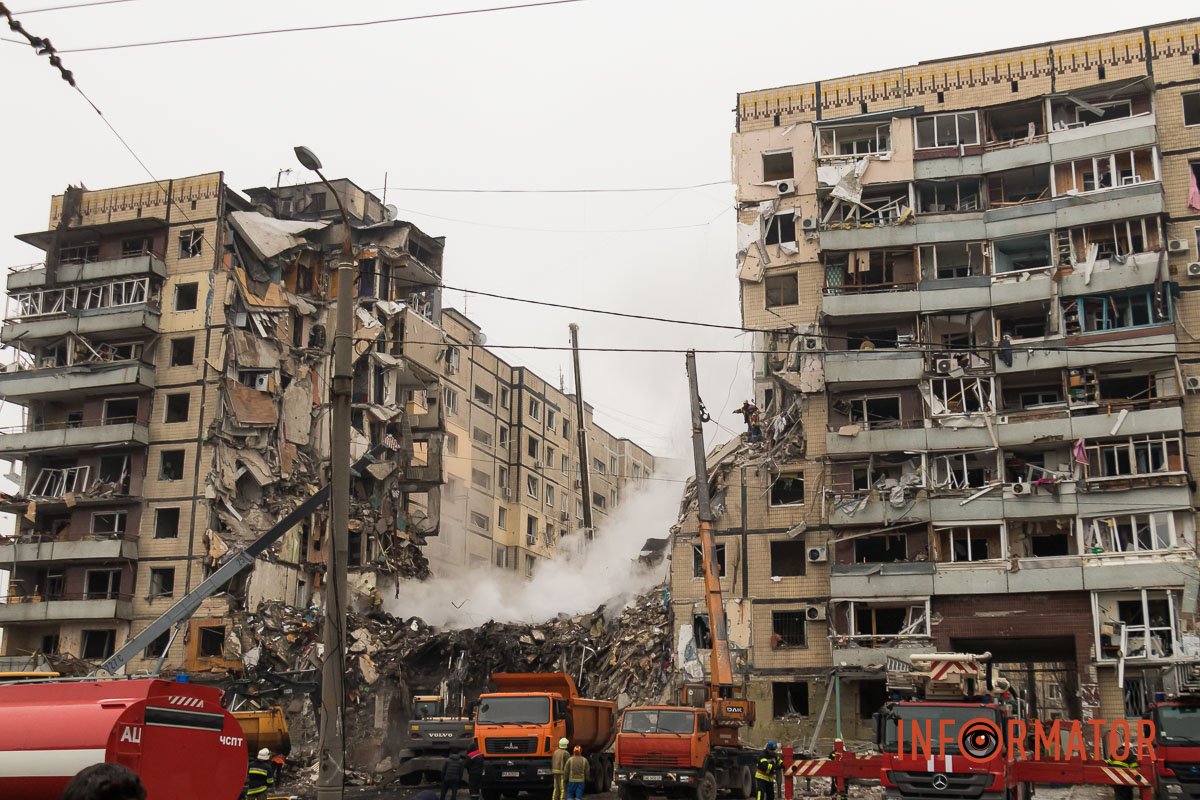 "Стільці незламності": як у Дніпрі зранку виглядає зруйнована багатоповерхівка 25