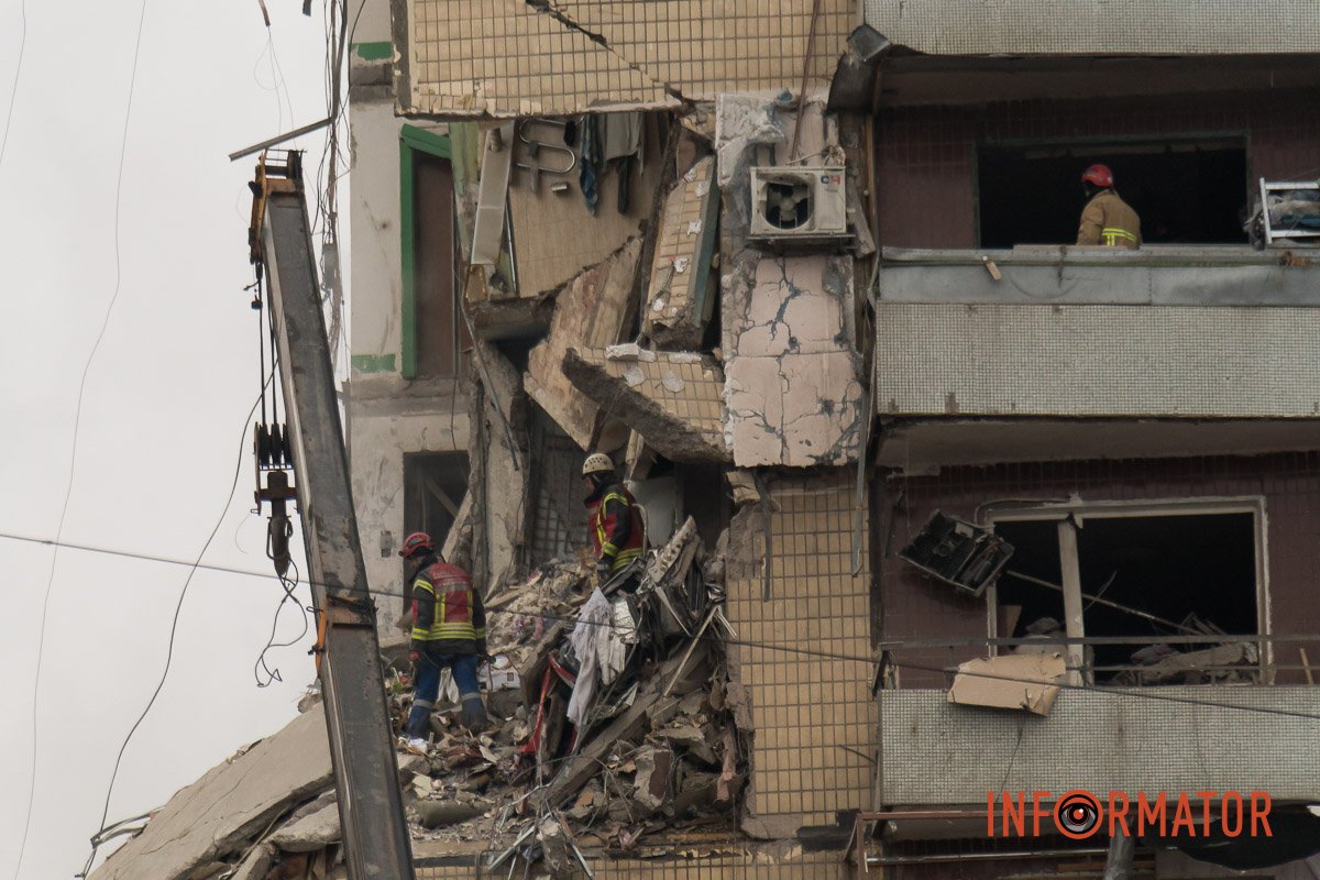 "Стільці незламності": як у Дніпрі зранку виглядає зруйнована багатоповерхівка 24