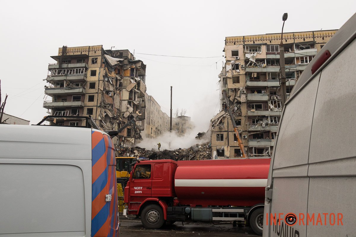 "Стільці незламності": як у Дніпрі зранку виглядає зруйнована багатоповерхівка 26