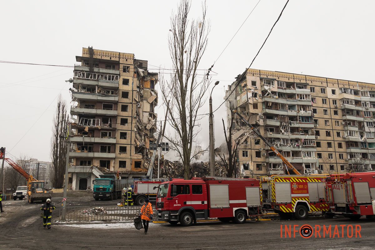 "Стільці незламності": як у Дніпрі зранку виглядає зруйнована багатоповерхівка 27
