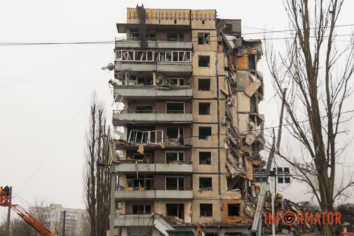 "Стільці незламності": як у Дніпрі зранку виглядає зруйнована багатоповерхівка 29