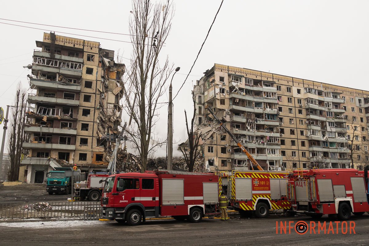 "Стільці незламності": як у Дніпрі зранку виглядає зруйнована багатоповерхівка 30