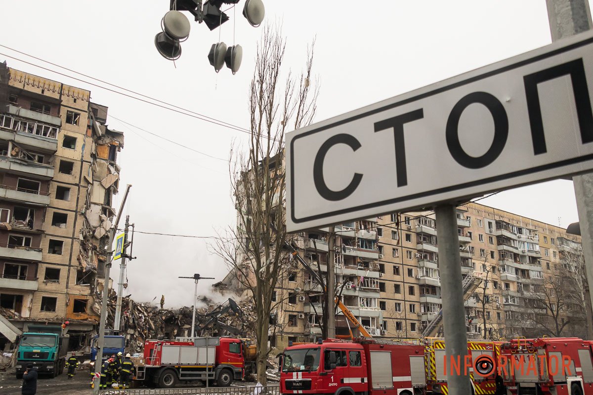 "Стільці незламності": як у Дніпрі зранку виглядає зруйнована багатоповерхівка 35