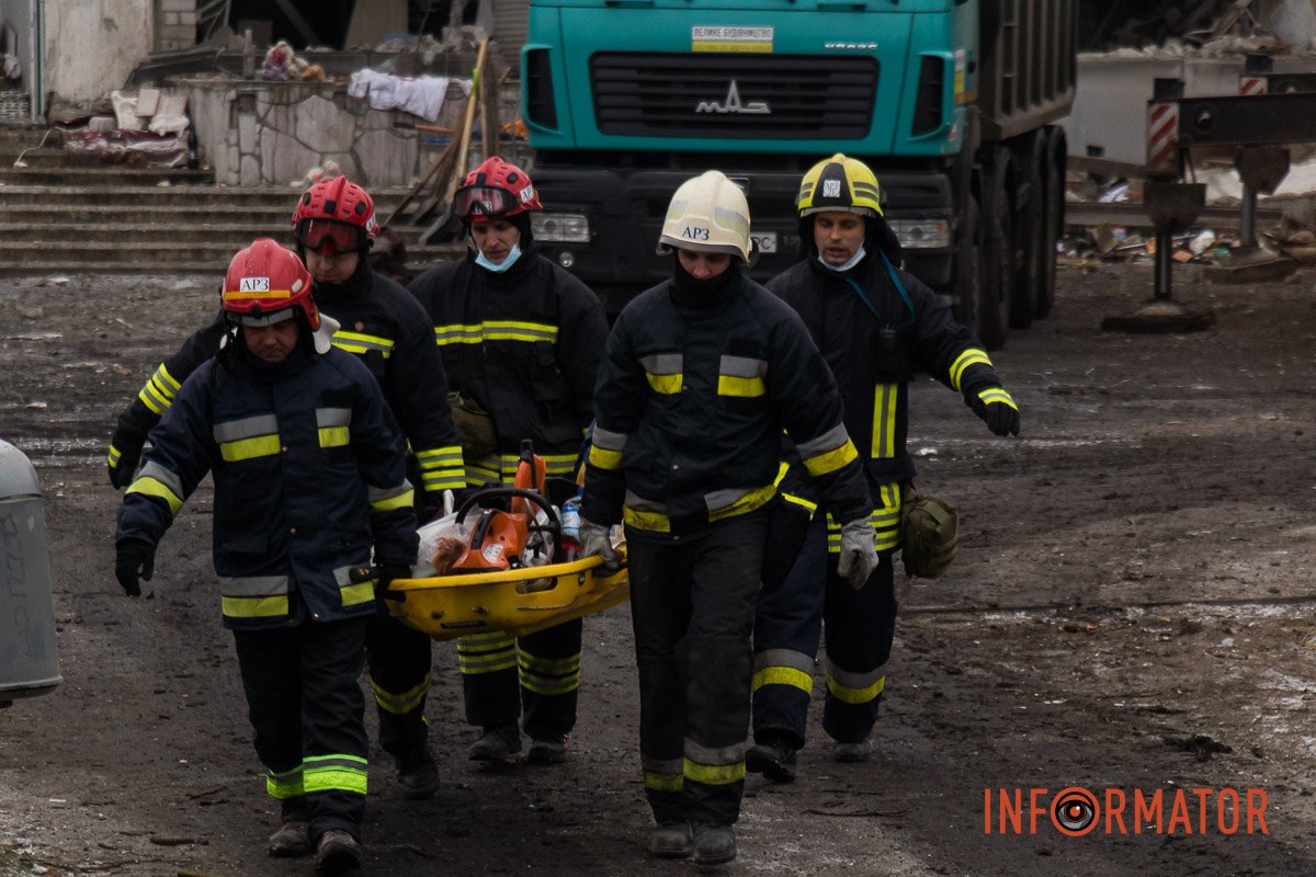 "Стільці незламності": як у Дніпрі зранку виглядає зруйнована багатоповерхівка 33