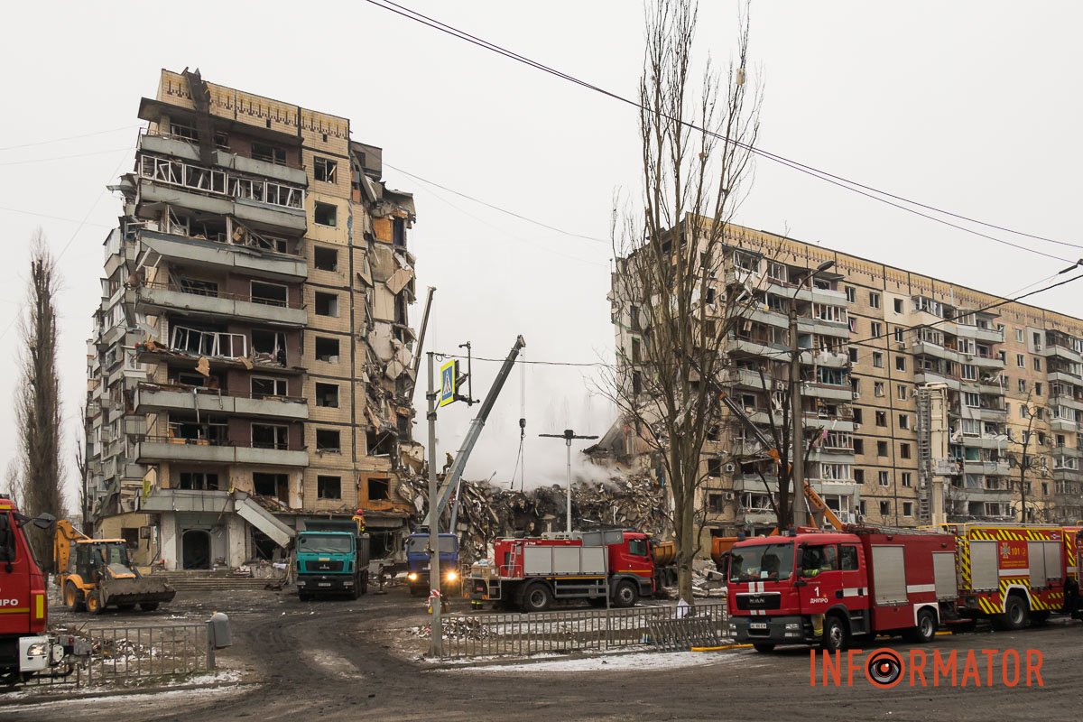 "Стільці незламності": як у Дніпрі зранку виглядає зруйнована багатоповерхівка 34