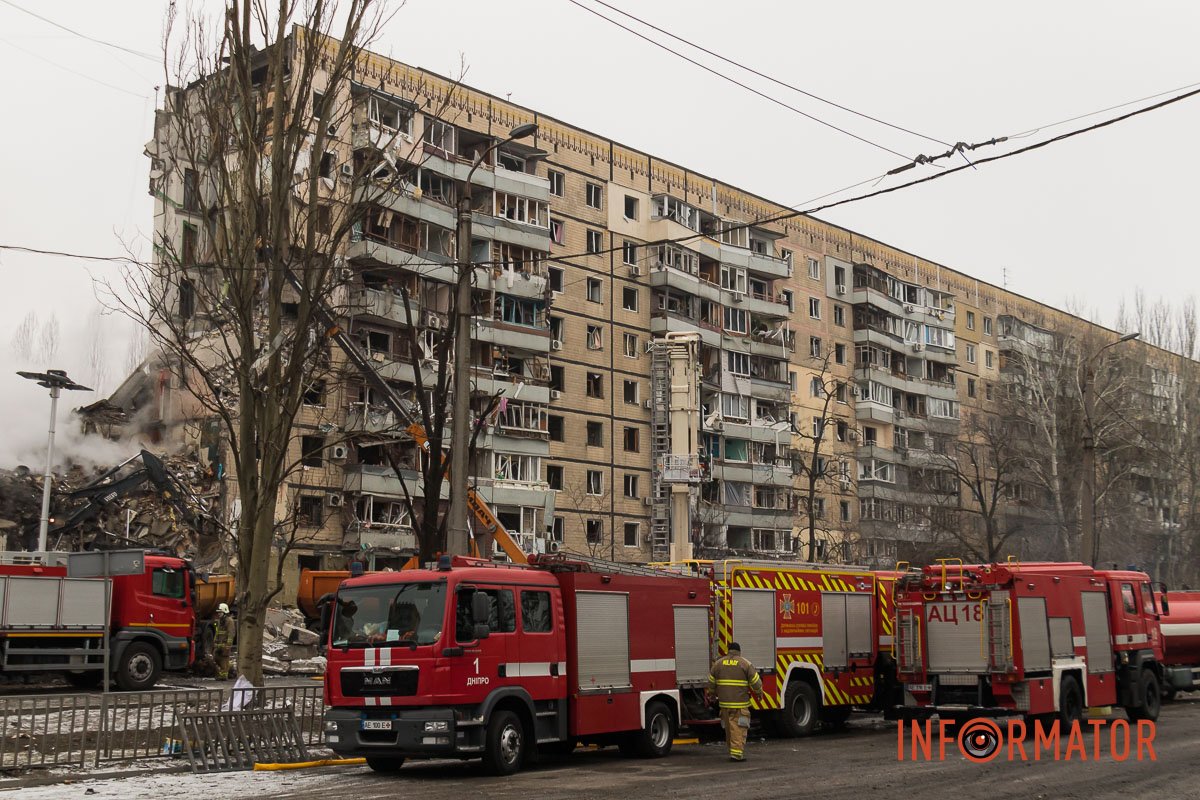 "Стільці незламності": як у Дніпрі зранку виглядає зруйнована багатоповерхівка 32