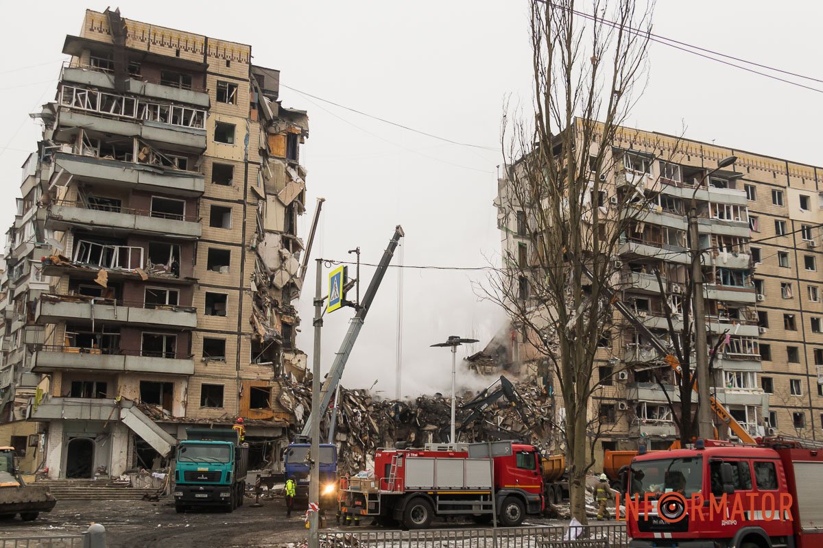 "Стільці незламності": як у Дніпрі зранку виглядає зруйнована багатоповерхівка 31