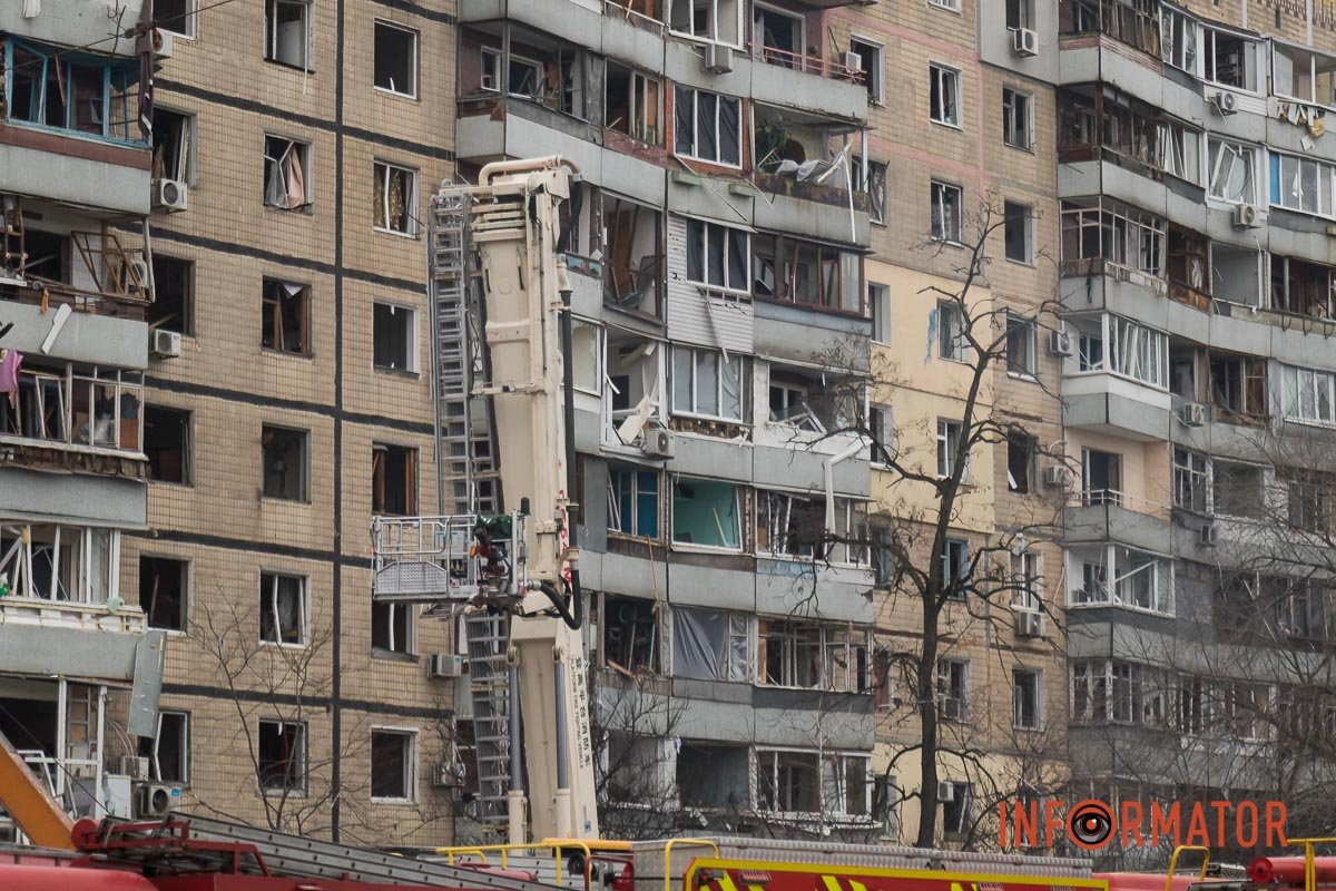 "Стільці незламності": як у Дніпрі зранку виглядає зруйнована багатоповерхівка 38