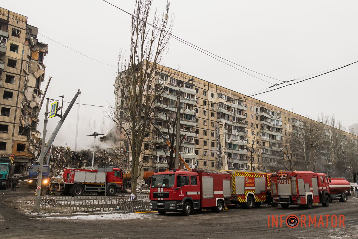 "Стільці незламності": як у Дніпрі зранку виглядає зруйнована багатоповерхівка 36