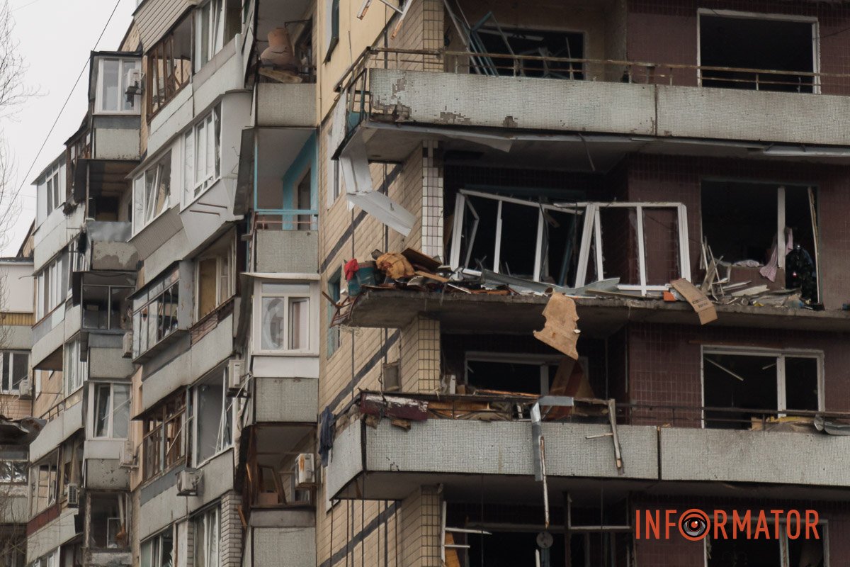 "Стільці незламності": як у Дніпрі зранку виглядає зруйнована багатоповерхівка 37