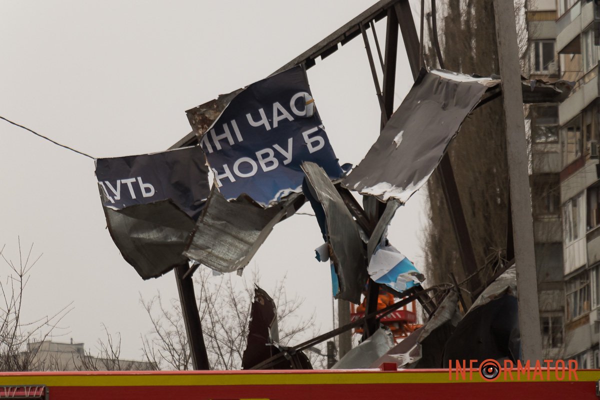 "Стільці незламності": як у Дніпрі зранку виглядає зруйнована багатоповерхівка 2