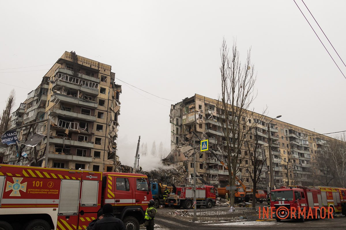 "Стільці незламності": як у Дніпрі зранку виглядає зруйнована багатоповерхівка 3