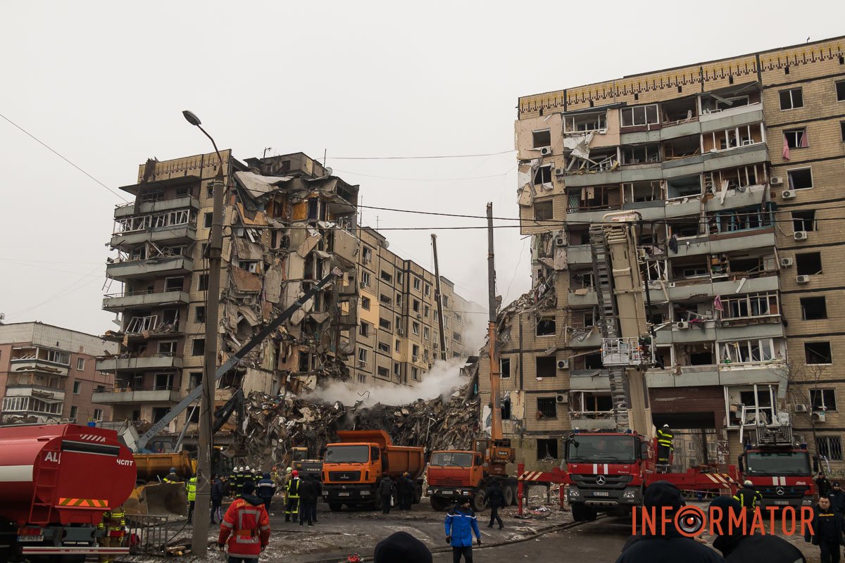 "Стільці незламності": як у Дніпрі зранку виглядає зруйнована багатоповерхівка 4