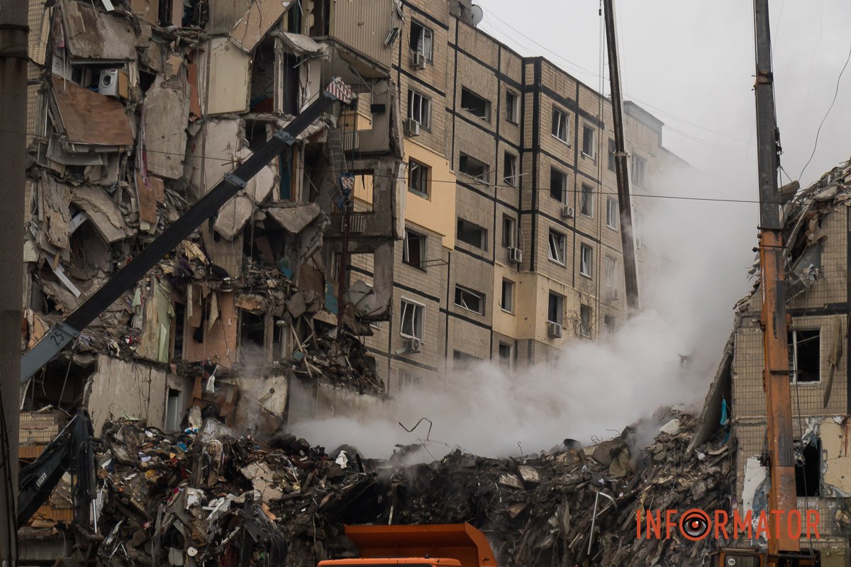 "Стільці незламності": як у Дніпрі зранку виглядає зруйнована багатоповерхівка 5