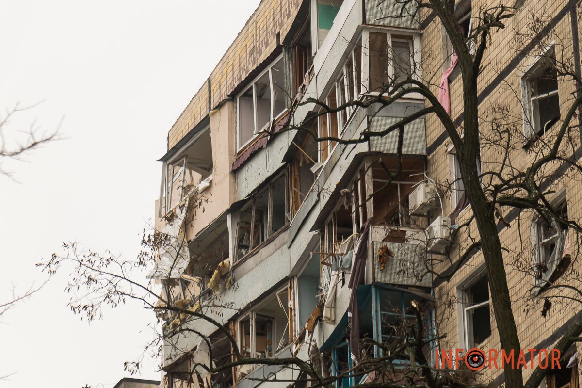 "Стільці незламності": як у Дніпрі зранку виглядає зруйнована багатоповерхівка 11