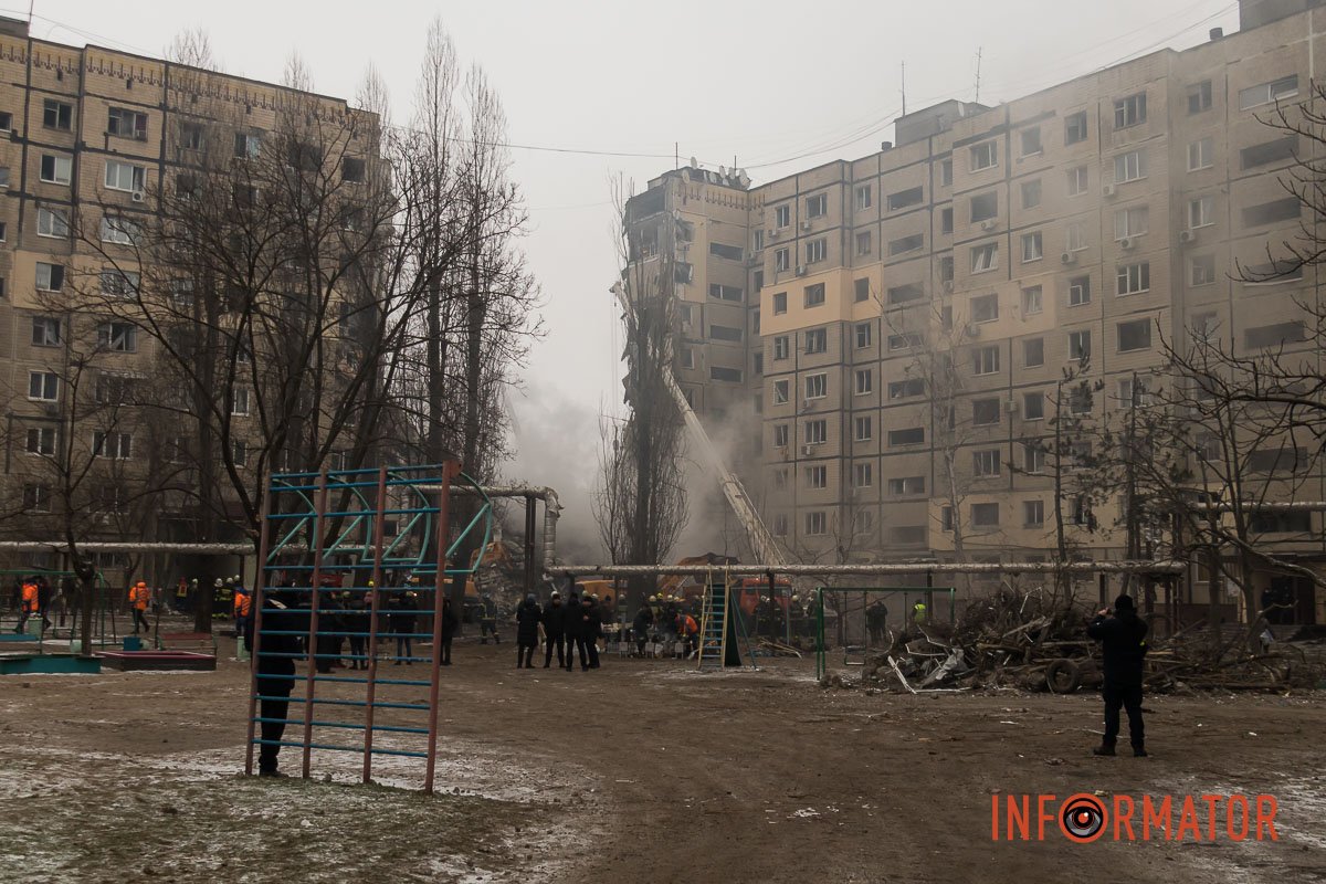 "Стільці незламності": як у Дніпрі зранку виглядає зруйнована багатоповерхівка 10