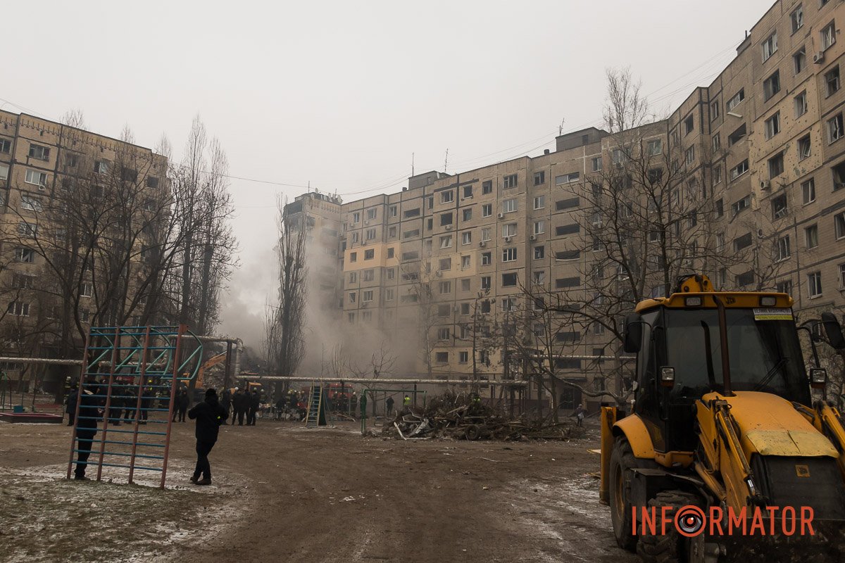 "Стільці незламності": як у Дніпрі зранку виглядає зруйнована багатоповерхівка 9
